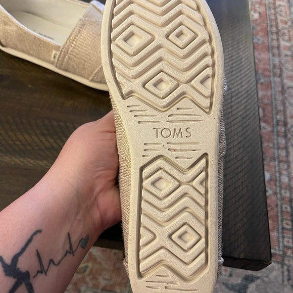 Brand new TOMS, Womens size 9. - Picture 5 of 6